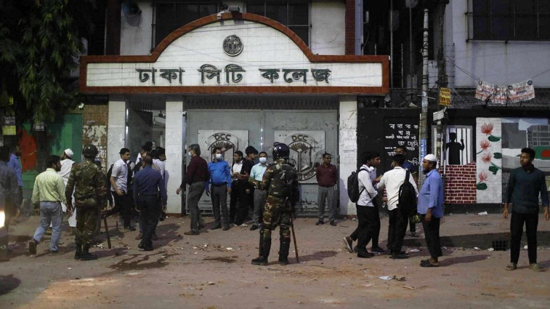 দুই কলেজের সংঘর্ষ: সেনাবাহিনী ও পুলিশের ধাওয়ায় পিছু হটেছে শিক্ষার্থীরা