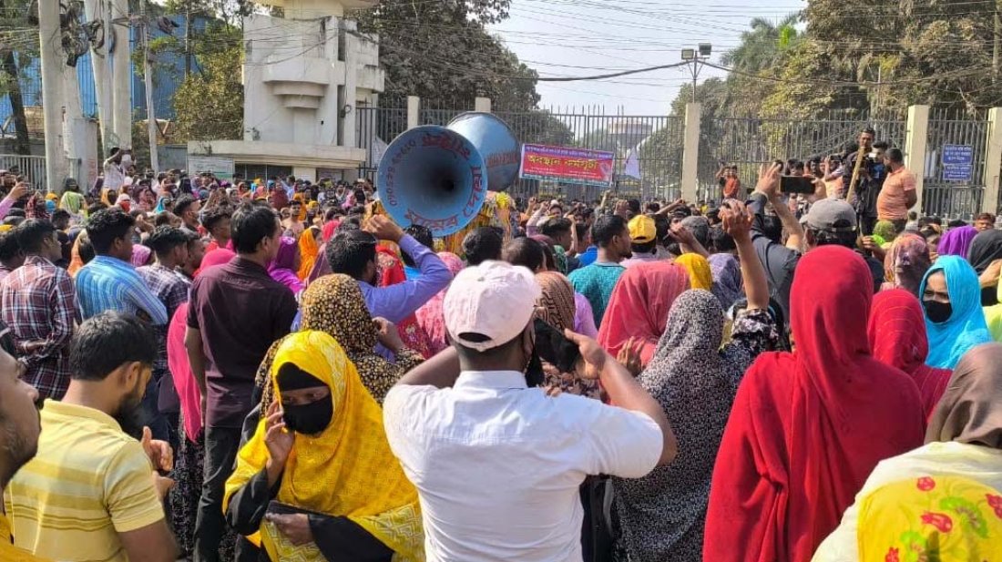 বকেয়া বেতনের দাবিতে আশুলিয়ায় শ্রমিকদের মহাসড়ক অবরোধ