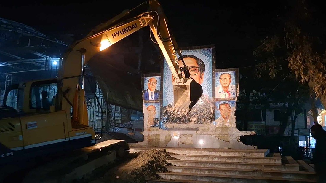 ভেঙ্গেঁ দেওয়া হলো বঙ্গবন্ধু ও জাতীয় চার নেতার ম্যুরাল, ‘জানেন না’ কেউ