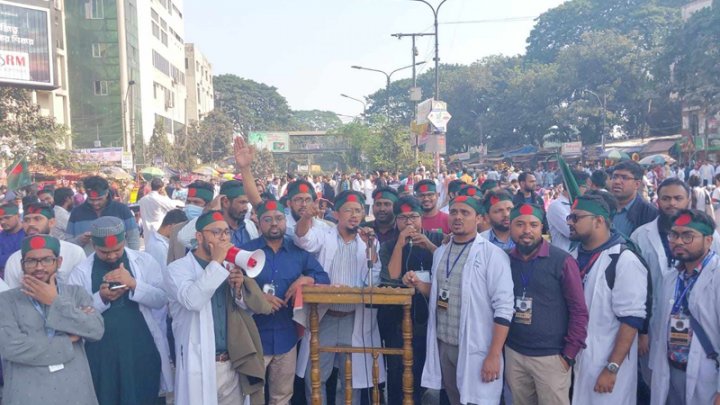 ফের ট্রেইনি চিকিৎসকদের শাহবাগ অবরোধ