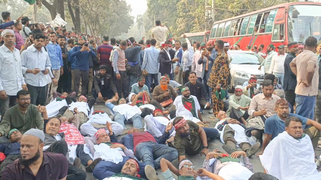 পুলিশের ব্যারিকেড ভেঙে সচিবালয় এলাকায় বিডিআর বিদ্রোহের আন্দোলনকারীরা