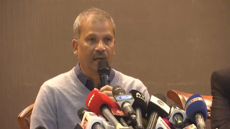 রাজধানীর ফরেন সার্ভিস একাডেমিতে প্রেস ব্রিফিংয়ে কথা বলছেন আইন উপদেষ্টা ড. আসিফ নজরুল।