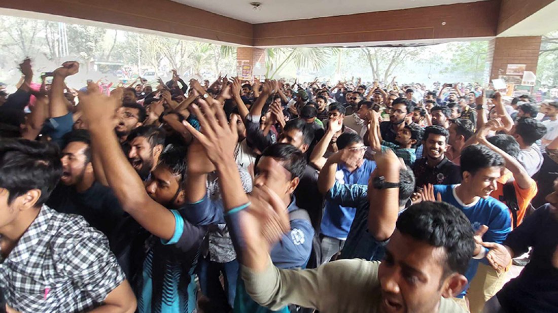 উত্তাল জাহাঙ্গীরনগর বিশ্ববিদ্যালয়, অবরুদ্ধ কর্মকর্তা-কর্মচারীরা