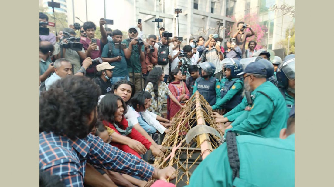 প্রধান উপদেষ্টাকে স্মারকলিপি দিতে গিয়ে পুলিশের পিটুনি খেলেন আন্দোলনকারীরা