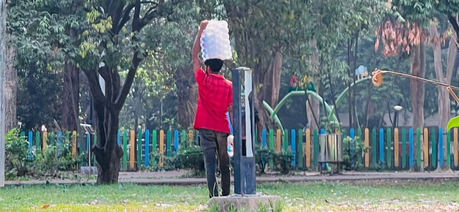 রমনা পার্কে অব্যবস্থাপনা ও নিষিদ্ধ কার্যক্রম: সাধারণ মানুষের চলাচলে বিঘ্ন, আইন বাস্তবায়নের জোর দাবি!