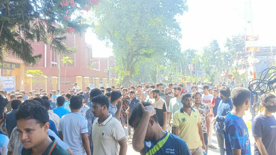হলত্যাগের নির্দেশনা প্রত্যাখ্যান করে বাকৃবিতে শিক্ষার্থীদের বিক্ষোভ