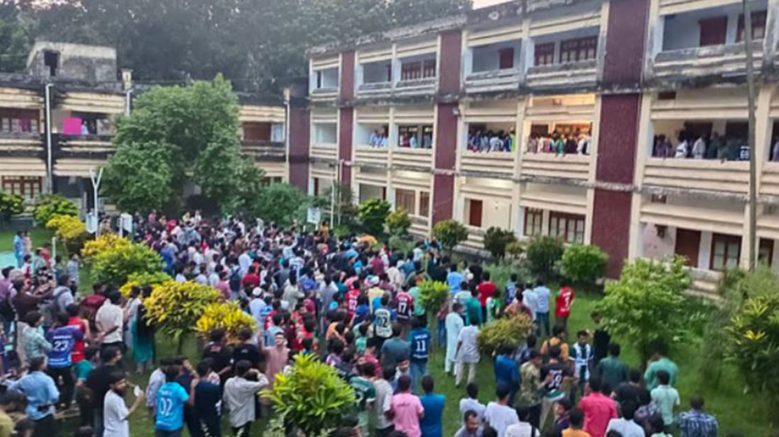 রাজশাহী বিশ্ববিদ্যালয়ে শিক্ষক-শিক্ষার্থীদের ধস্তাধস্তি, উপ-উপাচার্য ও প্রক্টর অবরুদ্ধ