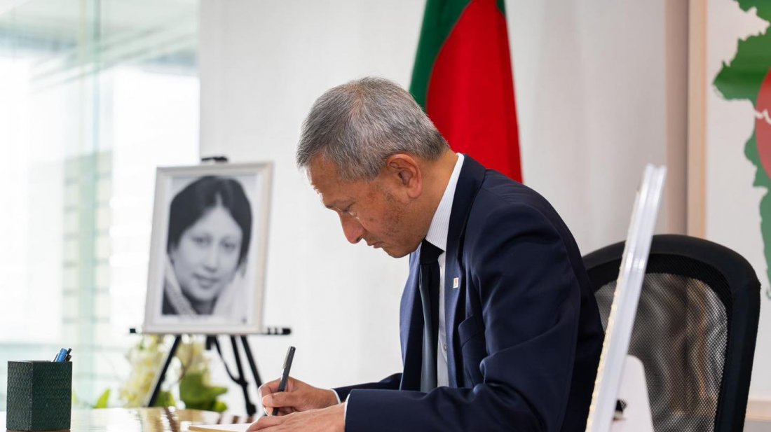 খালেদা জিয়ার প্রয়ানে শোক বইয়ে সিঙ্গাপুরের পররাষ্ট্রমন্ত্রীর সই
