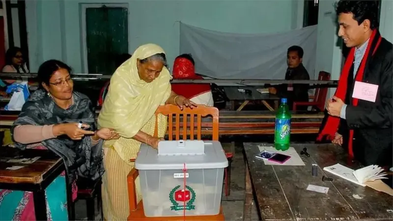 ভোটকেন্দ্রে মোবাইল ফোন নিষিদ্ধ, চলছে আলোচনা-সমালোচনা-ডিআরইউর নিন্দা